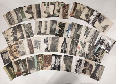 un lot de vieilles photos en noir et blanc sur une table