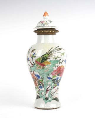 un vase avec un oiseau posé sur une table