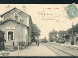 une carte postale représentant un train qui arrive sur les rails