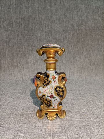 Flacon de forme balustre en porcelaine de paris à riche décor en 