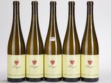 six bouteilles de vin sont alignées dans une rangée