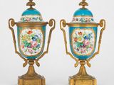 paire de vases bleus et or à motifs floraux