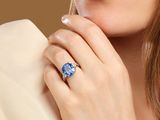 Gros plan sur la main d'une femme portant une bague au doigt