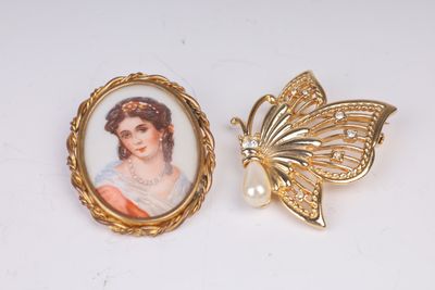 broche plaquée or représentant une femme et un papillon