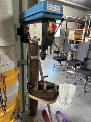 une machine placée au milieu d'une pièce
