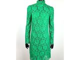 une robe en dentelle verte sur un mannequin, un mannequin, un mannequin, un mannequin, un mannequin, un mannequin, un mannequin, un mannequin, un manne