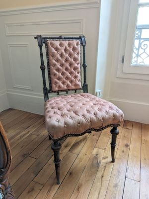 a chair that is sitting in the corner of a room