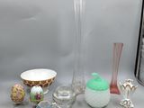 de nombreux vases et bols de toutes sortes posés sur une table