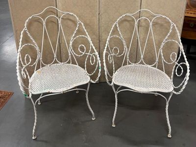 paire de chaises de jardin en fer forgé blanc, avec accoudoirs et pieds