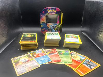 gros plan d'une boîte de cartes pokemon sur une table