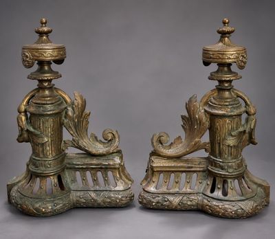 paire de bougeoirs anciens en laiton aux motifs ouvragés