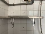 une salle de bains équipée d'un lavabo et d'une douche