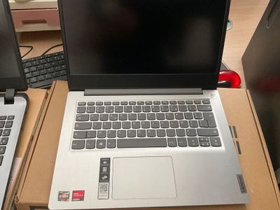 deux ordinateurs portables posés sur une boîte en carton