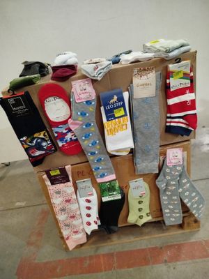 Plusieurs paires de chaussettes sont empilées sur une boîte en carton