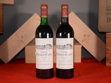 deux bouteilles de vin posées l'une à côté de l'autre sur une table