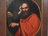 une peinture à l'huile représentant un homme barbu tenant un livre, dans un cadre en bois