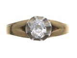gros plan d'une bague en diamant sur fond blanc