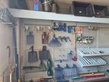 de nombreux outils accrochés au mur du garage