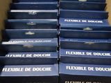 des boîtes de douches vaginales souples sont empilées les unes sur les autres