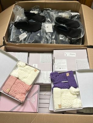 une boîte contenant plusieurs paires de chaussettes et une paire de gants