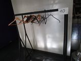une photo montrant des vêtements suspendus à un portant