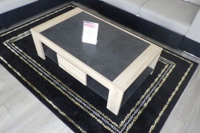 un tapis noir et blanc posé au sol dans un salon