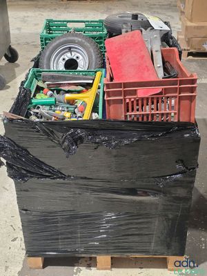 un tas d'objets divers posés sur une palette
