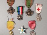les nombreuses médailles exposées au mur