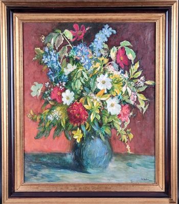 tableau représentant un vase de fleurs posé sur une table, sur fond rouge