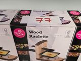 une boîte de raclette en bois posée sur une table