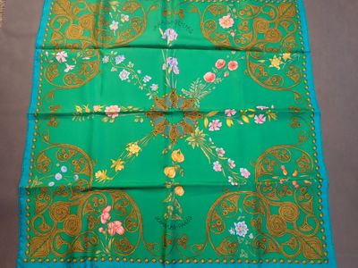 un gros plan sur une écharpe verte ornée de fleurs