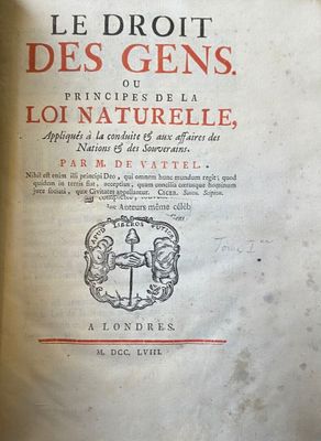 un vieux livre avec une image de croix sur la couverture