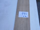 un morceau de bois posé sur une table blanche