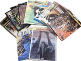 un grand nombre de livres posés sur une table