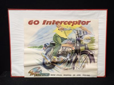 une photo d'une publicité pour une moto exposée