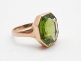 Gros plan sur une bague contenant une pierre verte