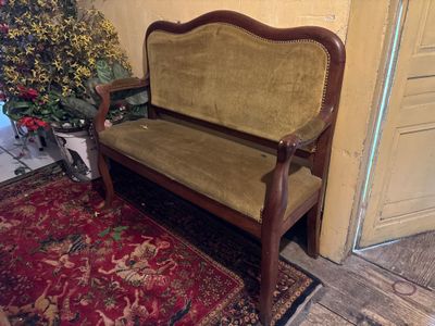 PETITE BANQUETTE deux places en bois garnie de velours vert. - Photo 1