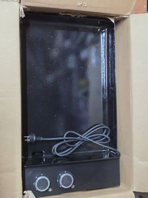 une boîte contenant un micro-ondes