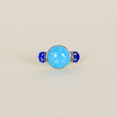 Bague en or blanc 14K (585/oo), centrée d'une turquoise tail…