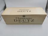 La boîte est vide et prête à être remplie de champagne