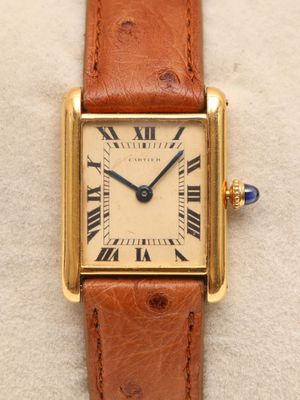gros plan d'une montre-bracelet avec des chiffres romains
