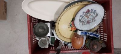 un panier rouge rempli d'assiettes et de bols