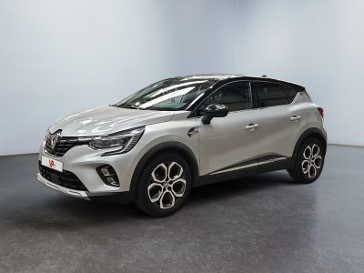 Le nouveau SUV Toyota C-HR est garé dans un showroom.