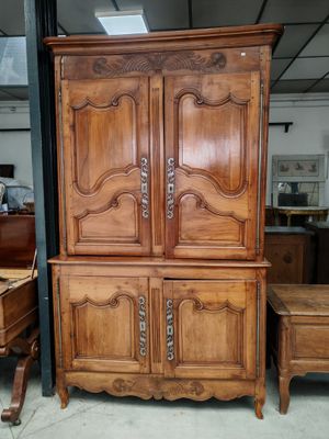 une armoire en bois qui se trouve au milieu d'une pièce