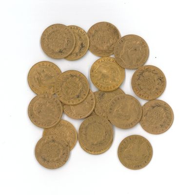 gros plan d'une pile de pièces d'or sur une surface blanche
