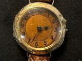 une montre posée sur une surface noire