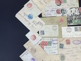 beaucoup de vieilles lettres et de timbres sur la table