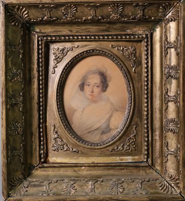 une vieille photo d'une femme en robe blanche dans un cadre doré