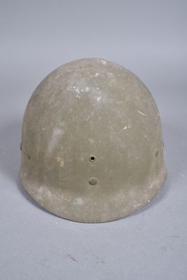 un vieux casque avec des trous sur le côté