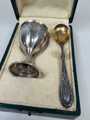 deux cuillères et une cuillère dans une boîte